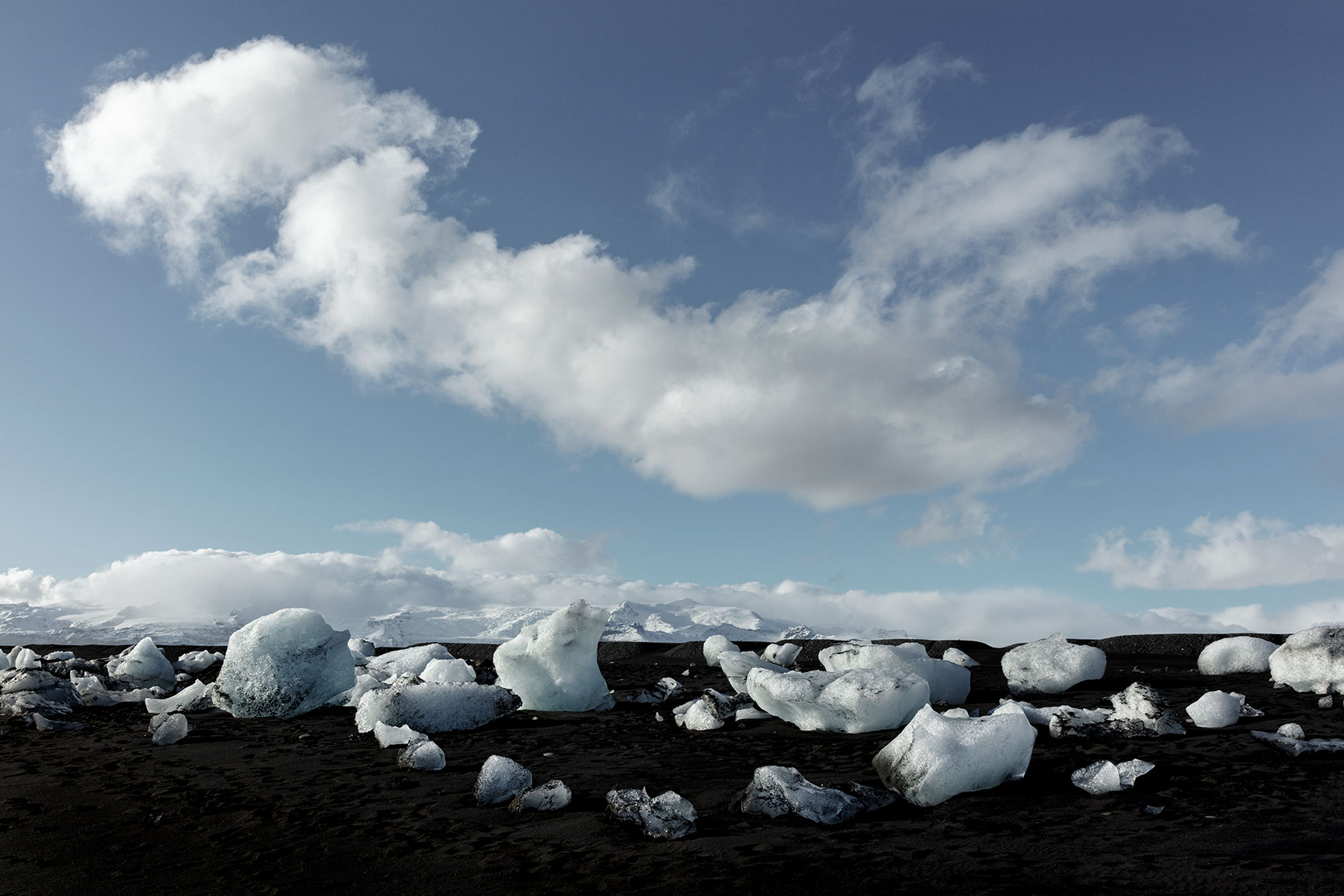 Diamond-beach-ice-chunks-and-black-sand