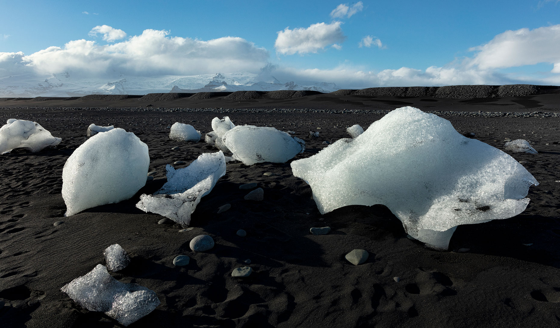 ICE-CHUNKS-ON-A-BLACK-BEACH