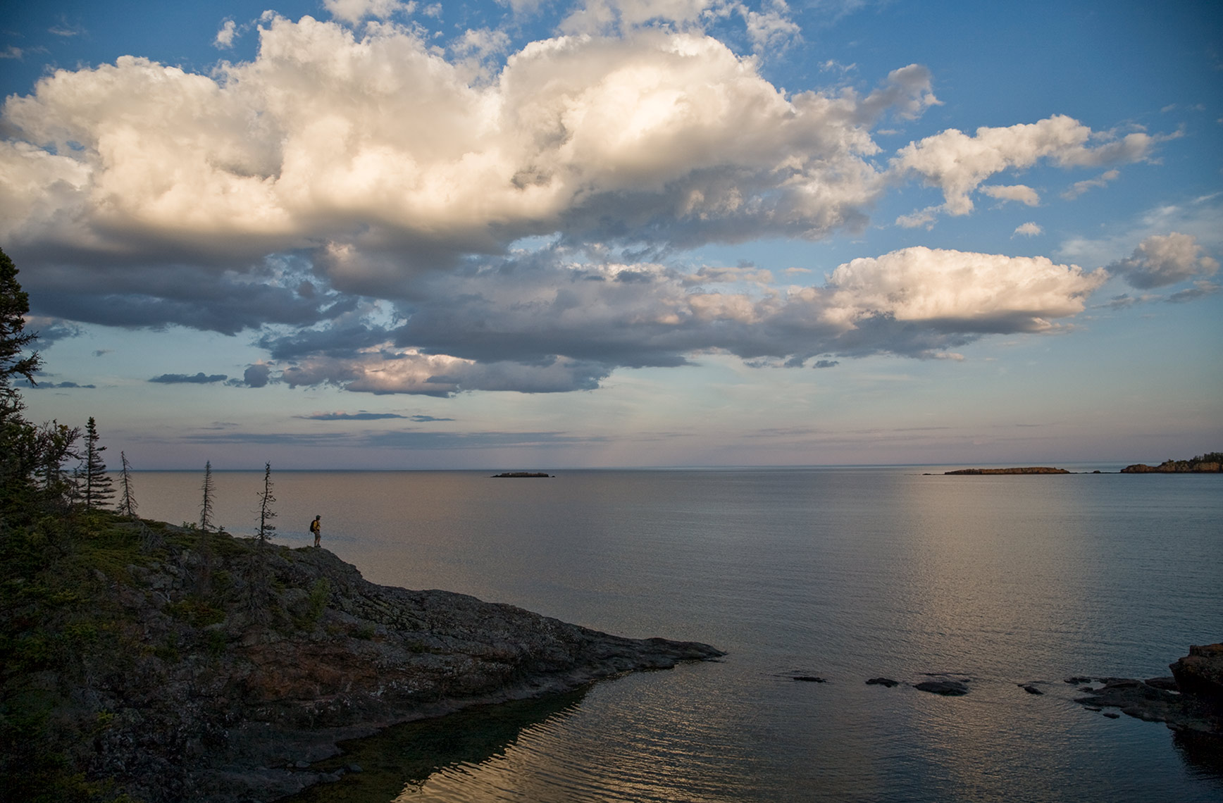ISLE_ROYALE_hiker-vista