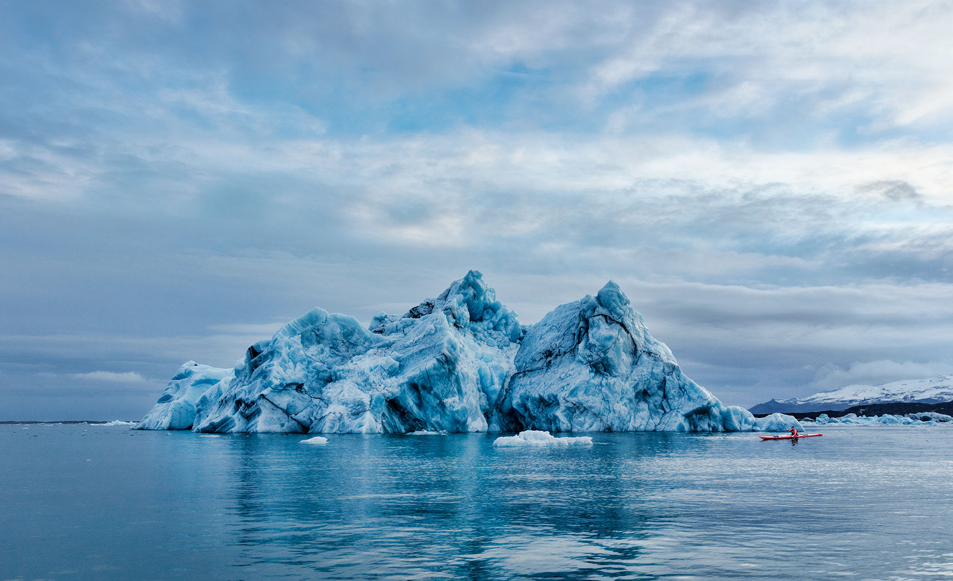 Jokulsarlon_iceberg-and-kayak
