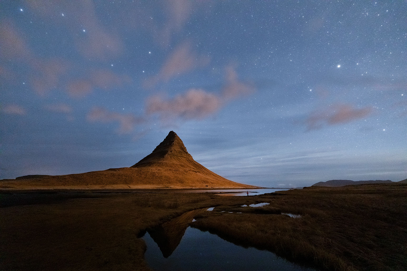 Kirkjufell-at-night_moving-clouds