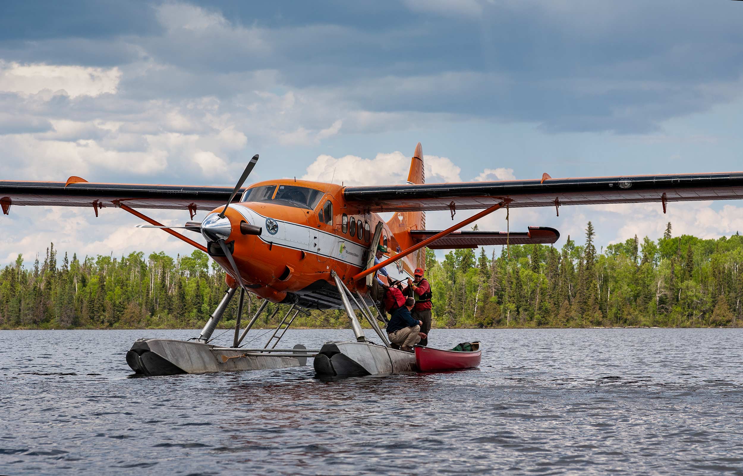 Loading-up-the-canoe-Twin-Otter_Albany-River