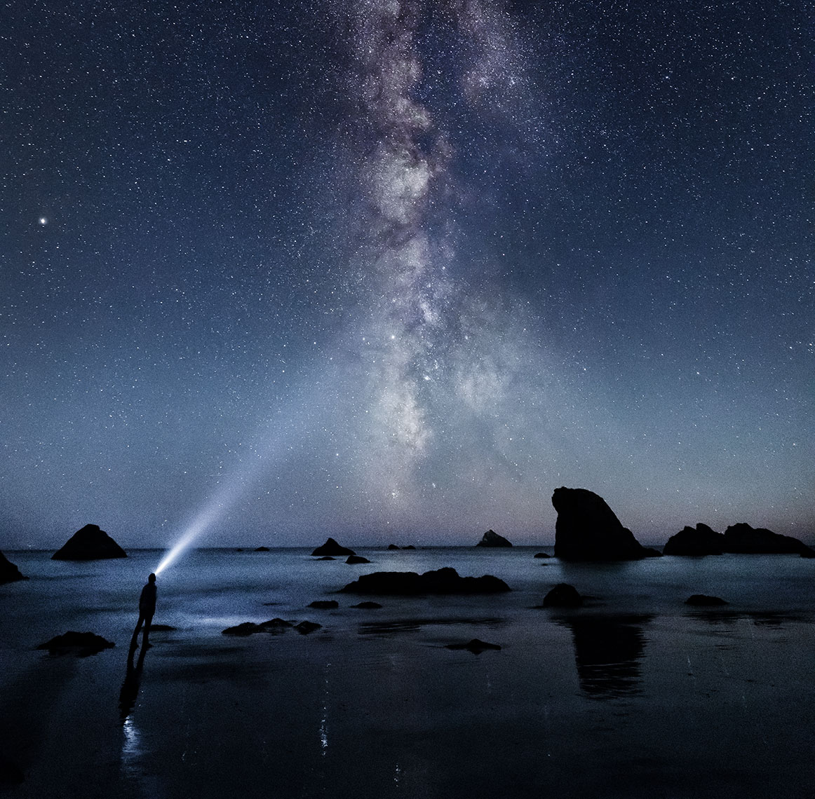 Milky-Way-and-a-headlamp