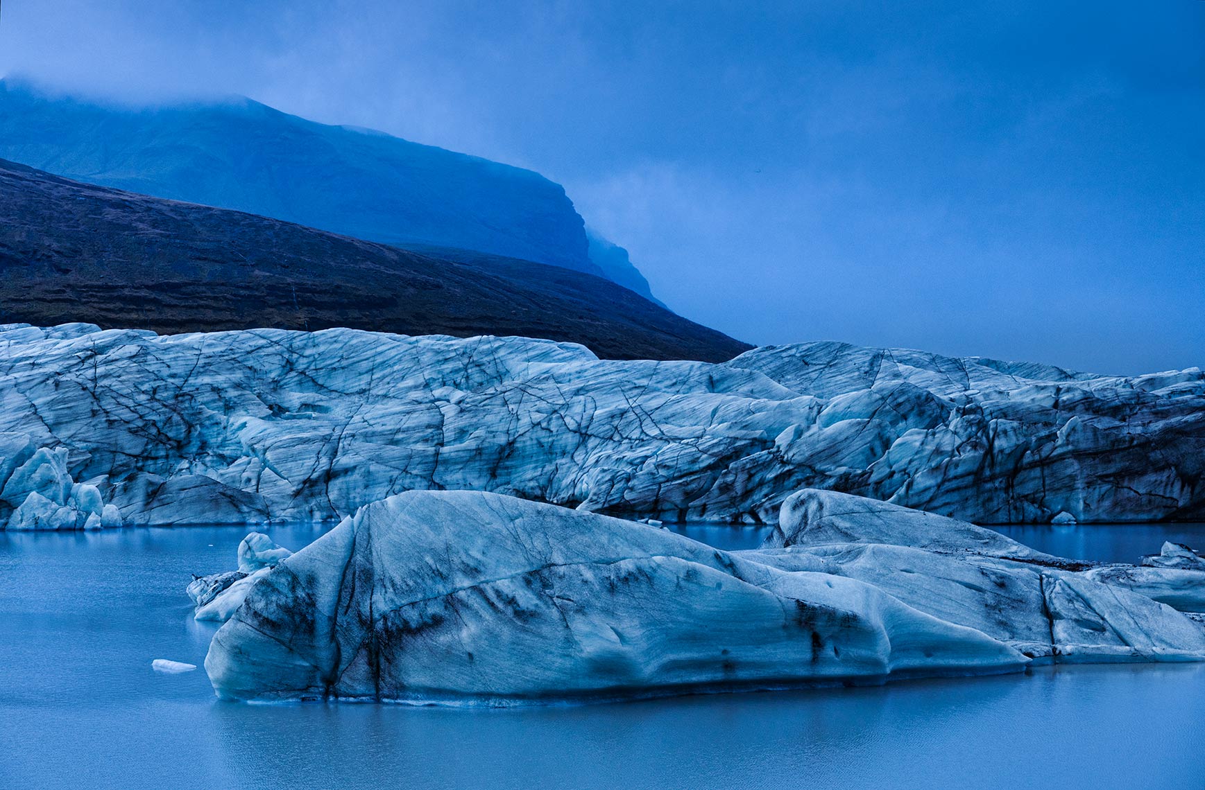 Svinafjell-ice-blue_hour