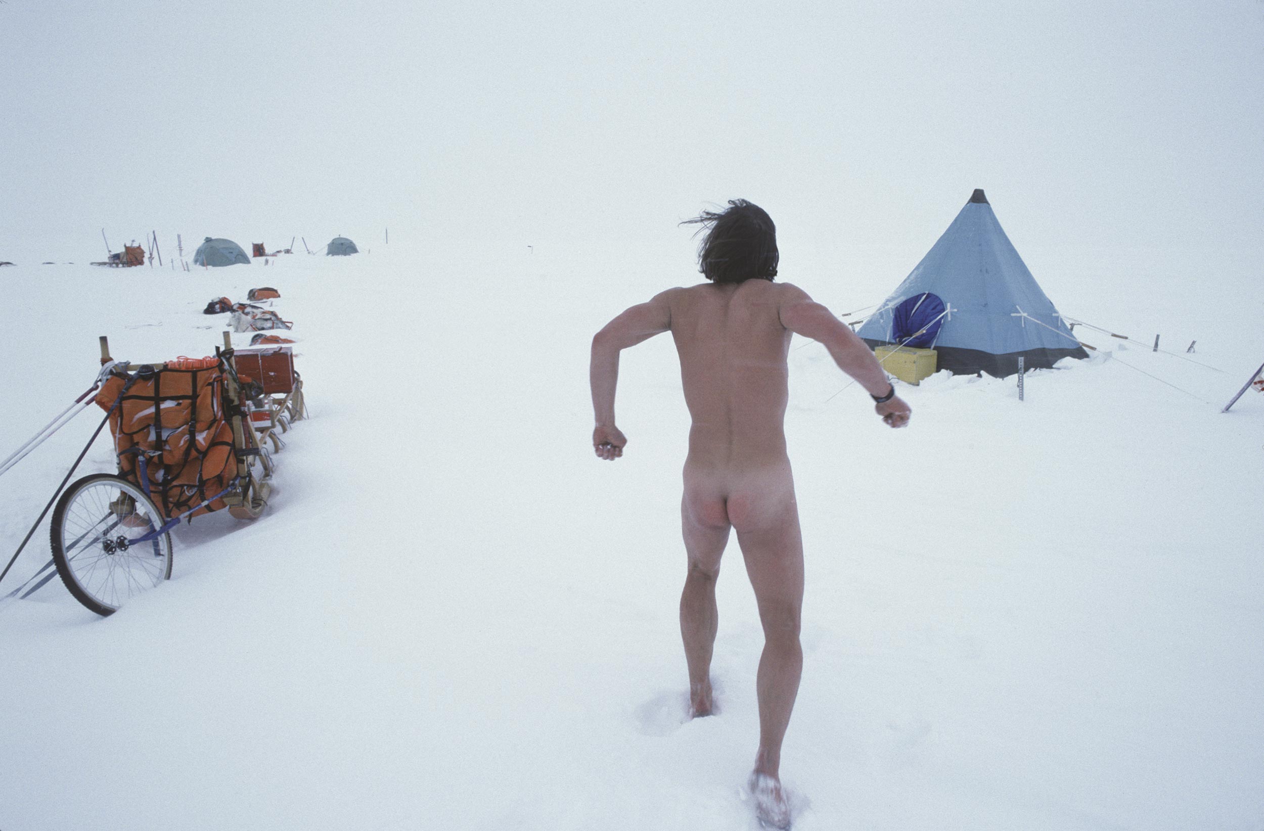 Trans-Antarctica-Expedition_Victor-snowbath_9