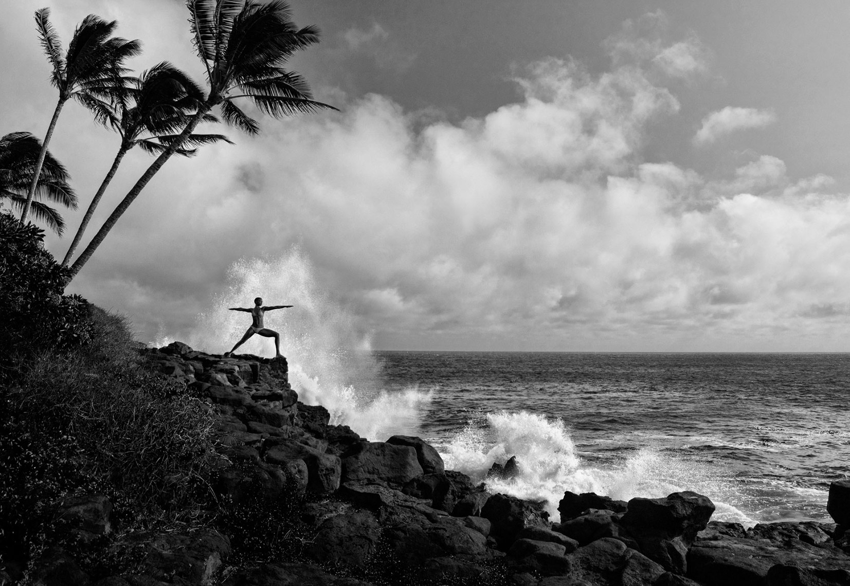WARRIOR-POSE-BY-THE-OCEAN_KAUAI_HAWAII