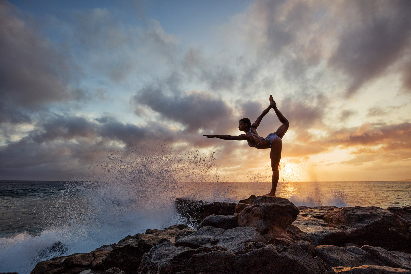 YOGA-DANCE-POSE_SUNSET-AND-CRASHING-WAVES_KAUAI_HAWAII